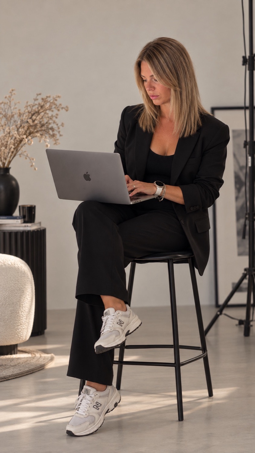 Alicia, fondatrice d'Aurea, au travail sur son ordinateur